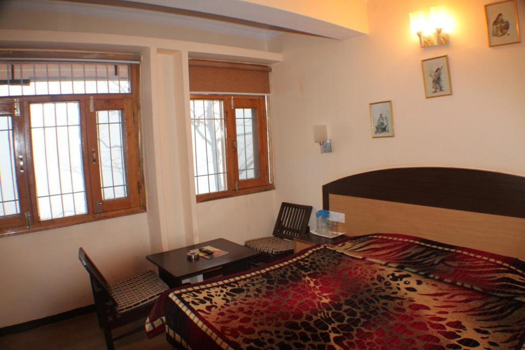 Hotel Prestige Shimla Kamer foto